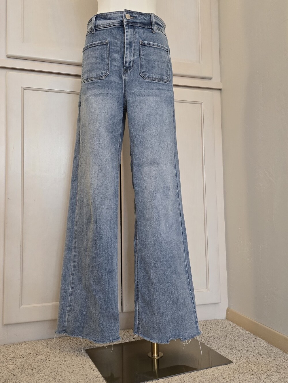Women's Light Wash Jeans with Front Patch Pockets